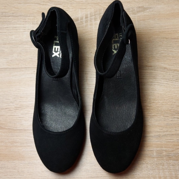 Le Château black heals with strap - Picture 2 of 3